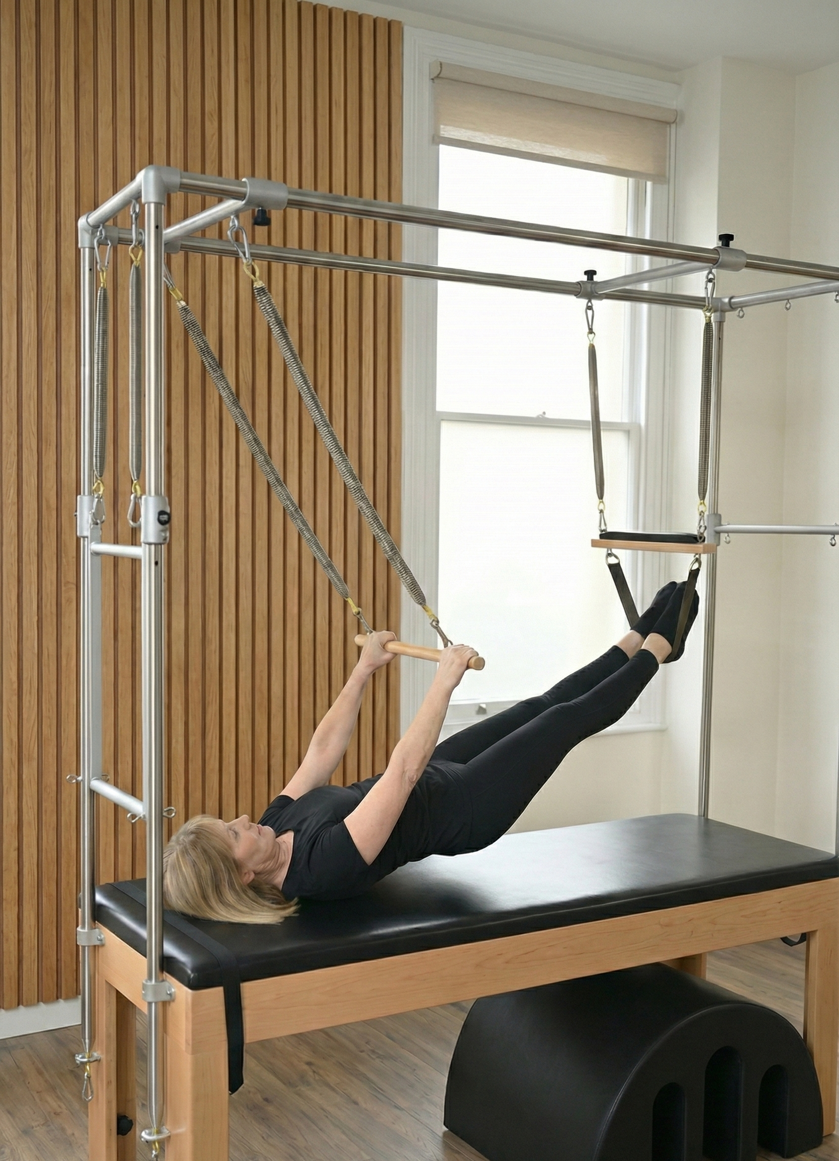 Rehabilitacja i pilates medyczny w Active Fizjo – pacjentka wzmacniająca mięśnie głębokie na łóżku Cadillac.