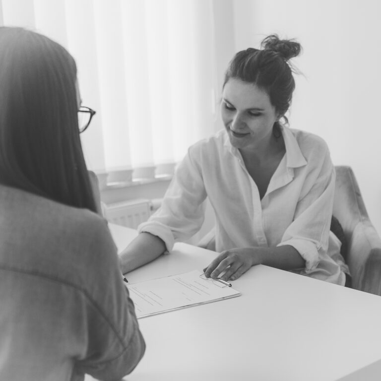 Fizjoterapeuta przeprowadza wywiad z pacjentem — Active-Fizjo