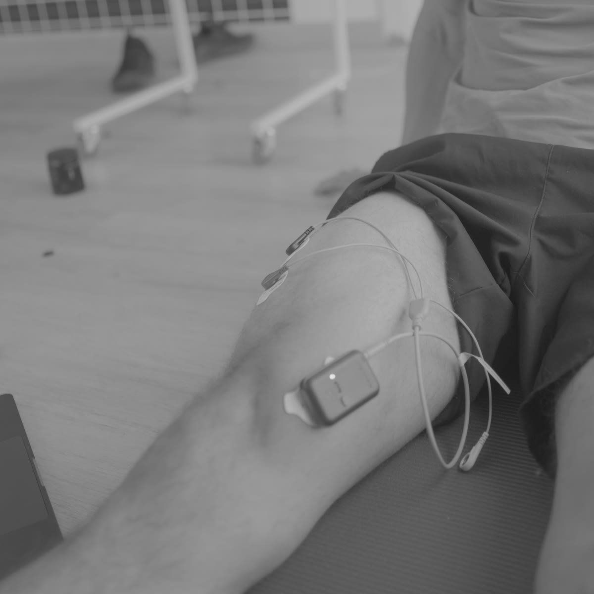 Czujnik EMG na mięśniu czworogłowym uda podczas napinania — aktywacja mięśnia po operacji kolana