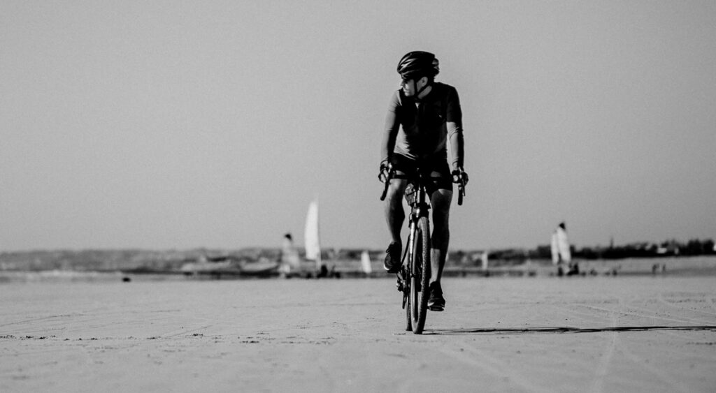 Kolarz na rowerze gravel na plaży