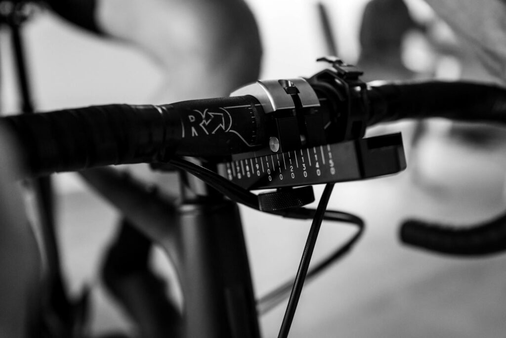 Kierownica i mostek roweru szosowego podczas pomiaru pozycji