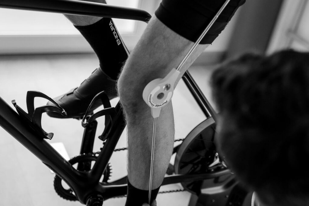Pomiar ustawienia kolana rowerzysty podczas bike fittingu 3D